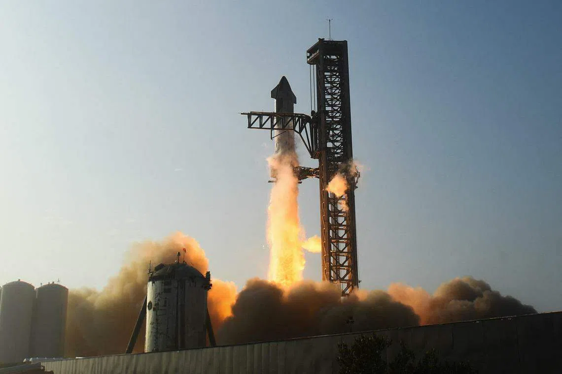 4月20日，SpaceX的“星舰”火箭在得州卡梅伦县博卡奇卡发射台准备升空。（法新社）