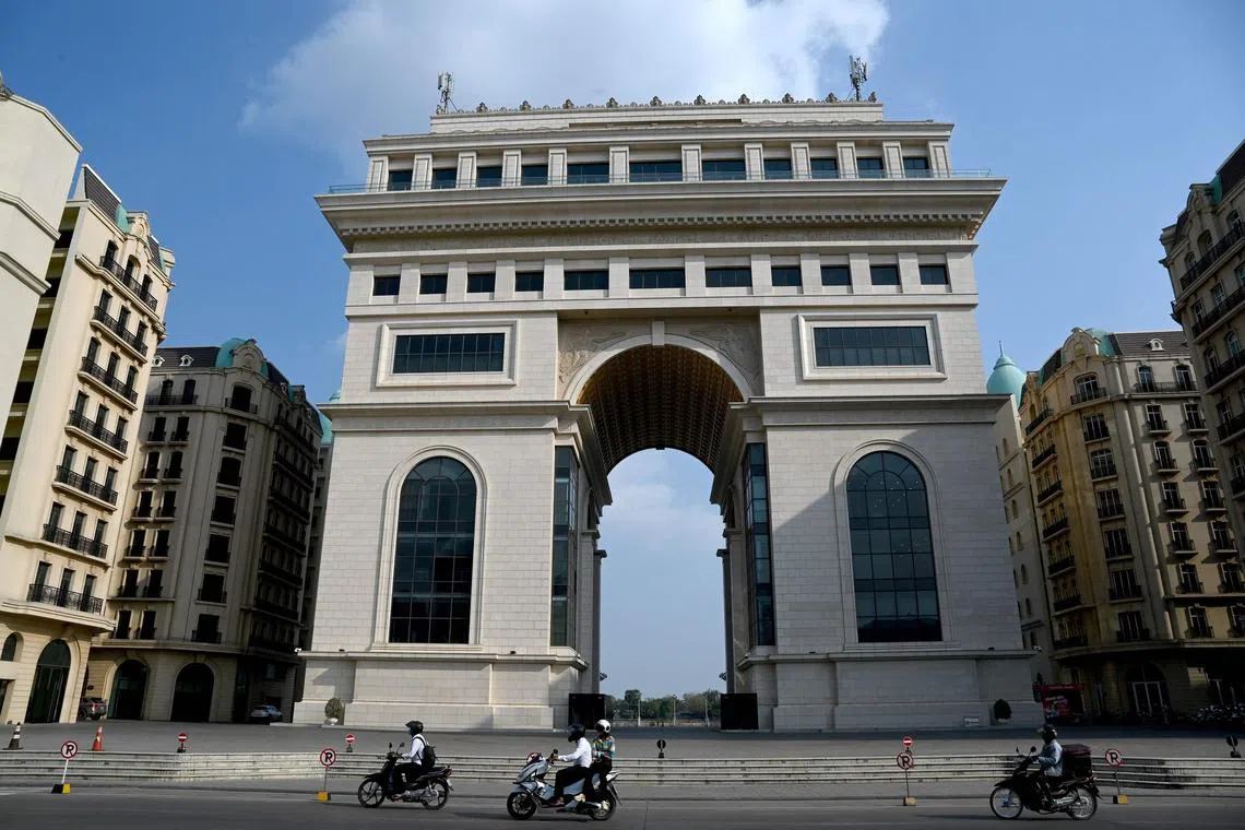 金边“小巴黎”内有一个模仿凯旋门建造的建筑物，置身此地让人误以为自己到了法国巴黎。（法新社）