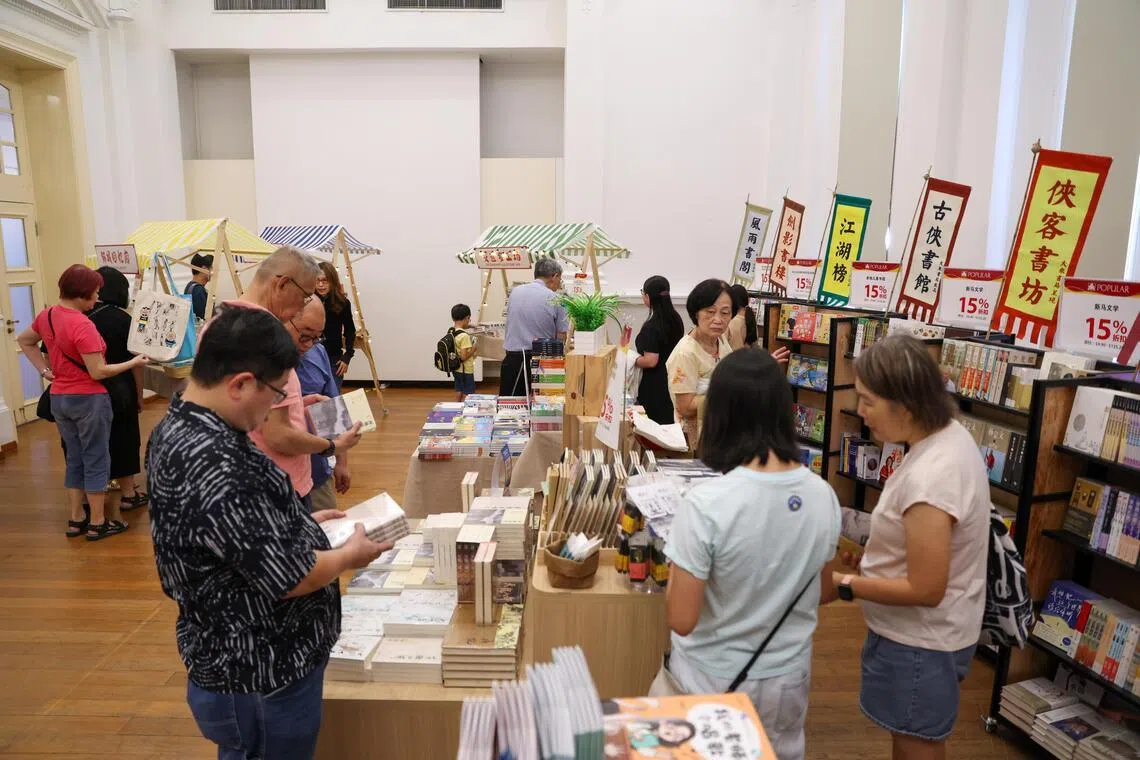 大众书局作为“城市阅读节2026”的指定书局伙伴，在旧国会大厦艺术之家的Blue Room打造了一个书香空间，展售阅读节作家的中英文佳作以及各类精选好书，其中包括不少武侠类书籍。（白艳琳摄）