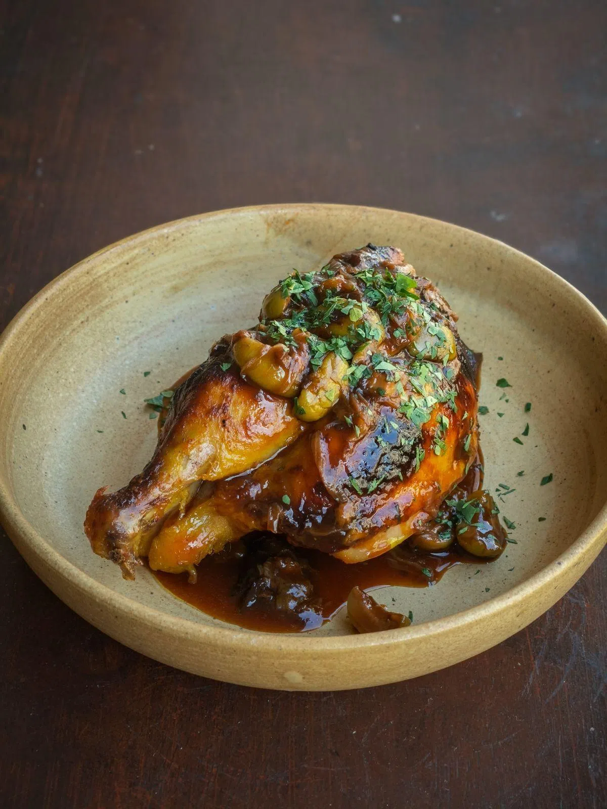 Asador Singapore的烤黑鸡腿，散发烟熏香气。（餐馆提供）