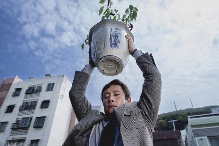 李炳宪主演的《别无选择》在威尼斯影展大获好评，顺理成章被选为“申奥”片。（互联网）