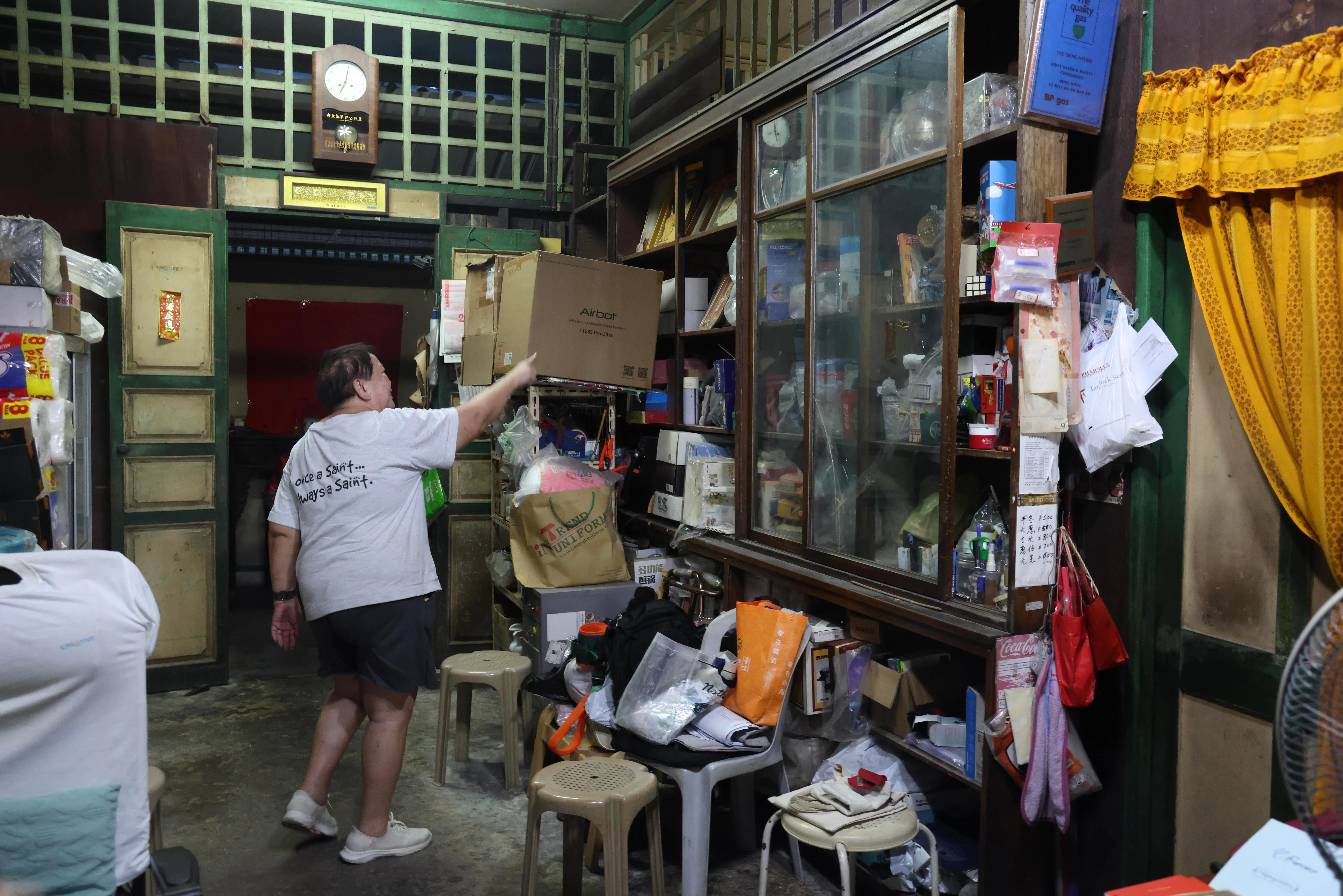 虽然已在2024年底结束营业，但杂货店内的壁橱和墙上的挂钟依旧在，仿佛时间在这个空间内按下暂停键。（郑一鸣摄）