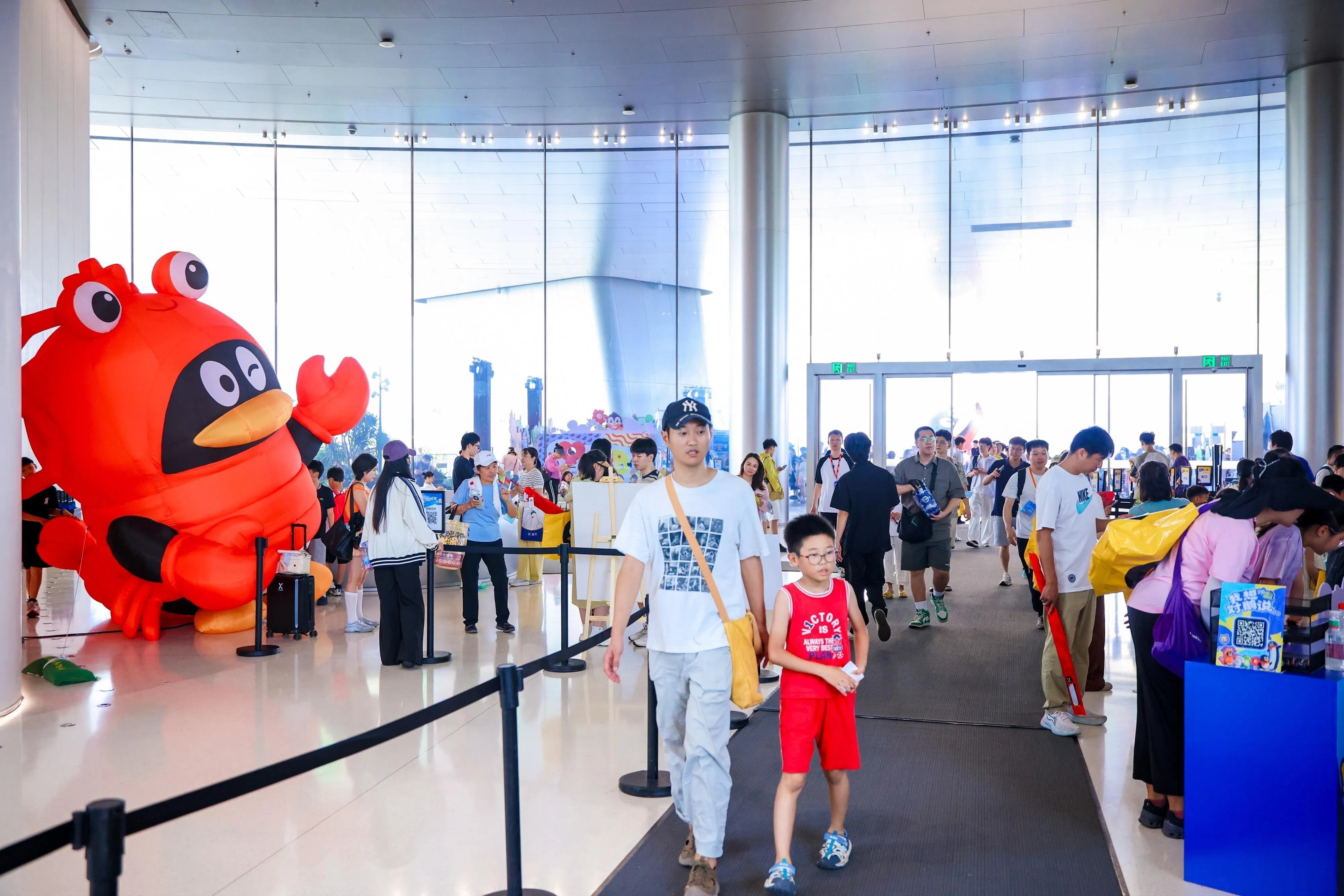 腾讯“企鹅虾友大会”吸引大批公众参与，不少家长带孩子前来了解AI新趋势。（腾讯提供）