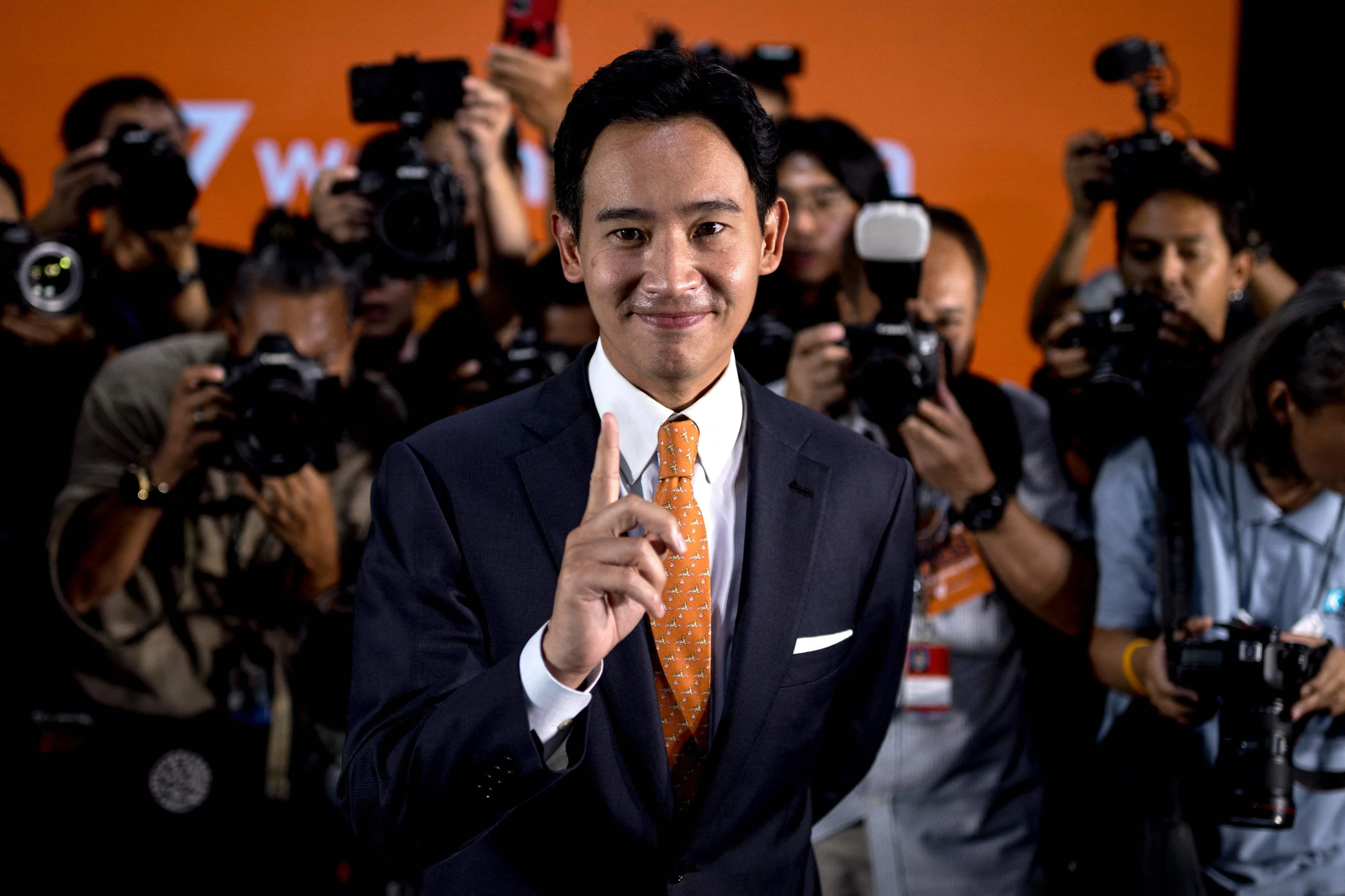 披塔虽然当不成首相，但民望仍高居不下，领先首相社德他25个百分点。（法新社）
