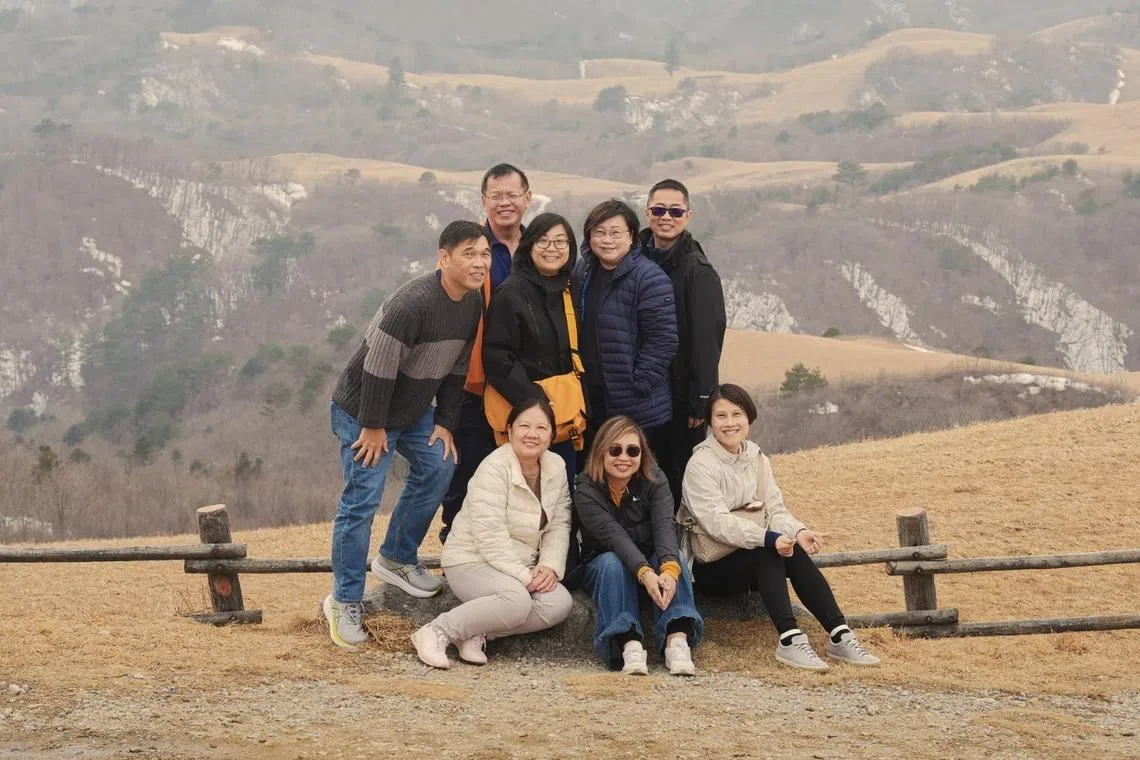 这趟九天八夜的韩国之旅，涵盖首尔、春川、平昌、江陵、束草、杨平等地。图为老友们在江原道平昌郡大关岭三养牧场合照留念。（受访者提供）