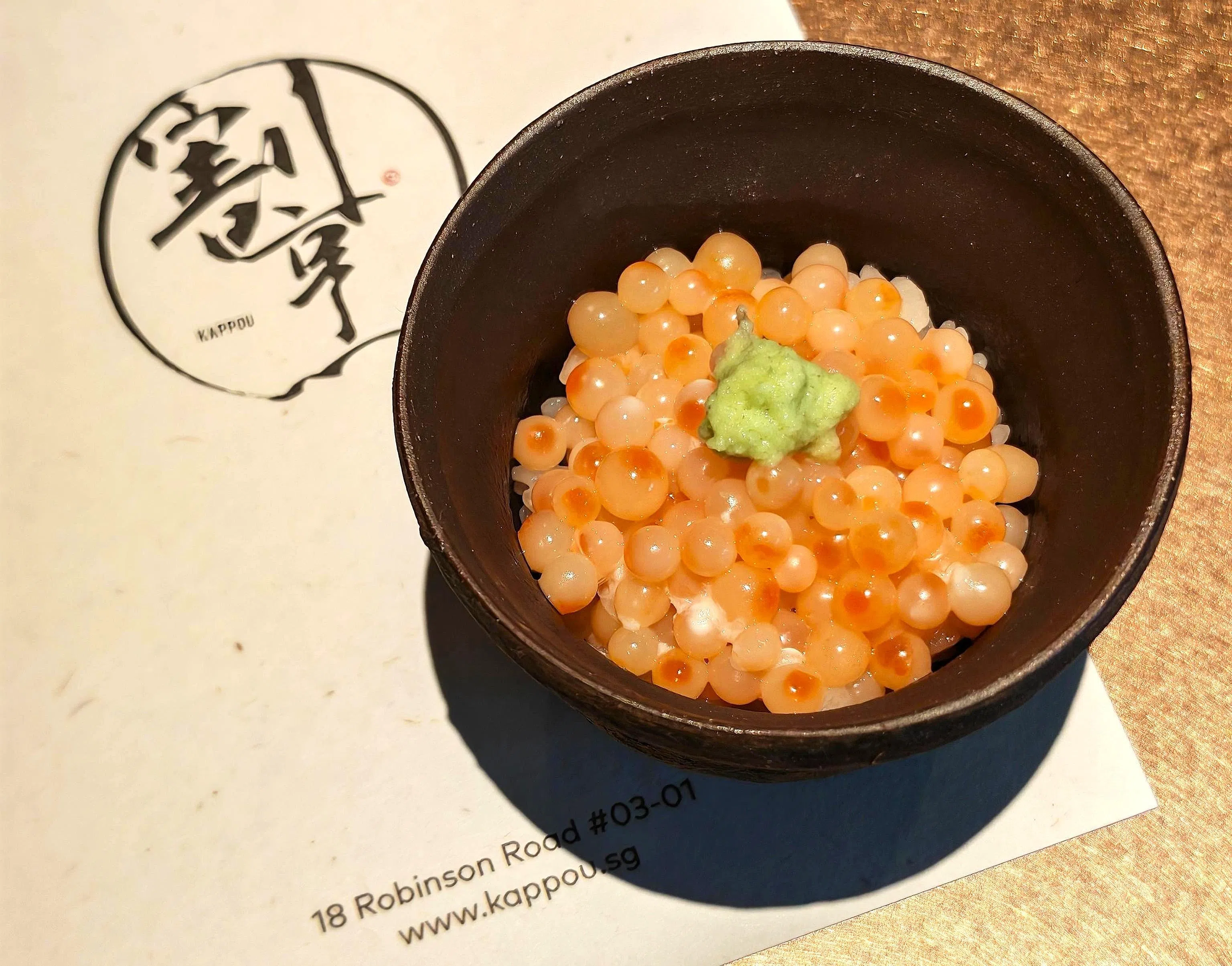刚熟的鲑鱼卵搭配热米饭，带来新奇口感。（陈爱薇摄）