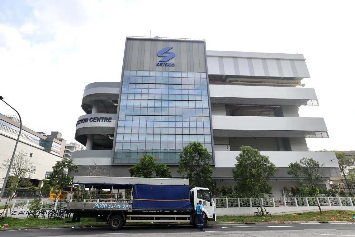 新电动车充电中心设于裕廊惹兰巴板（Jalan Papan）一座多层停车场内，目前共有46个充电车位。（陈斌勤摄）