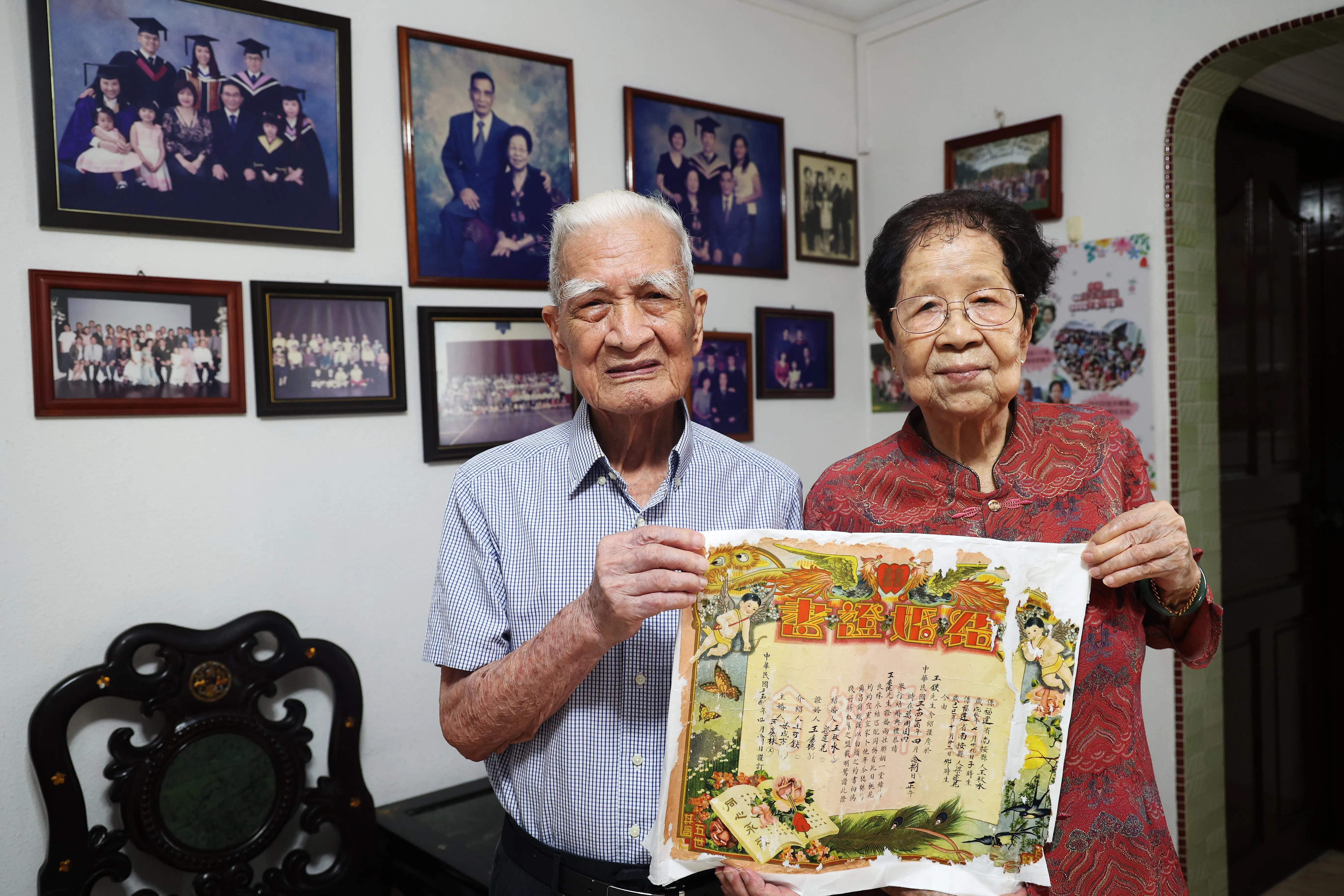 王秋水（左）与梁梅透过媒妁之言于1945年结婚，结婚证书虽经不起岁月侵蚀，两人的婚姻却坚如磐石。（蔡家增摄）