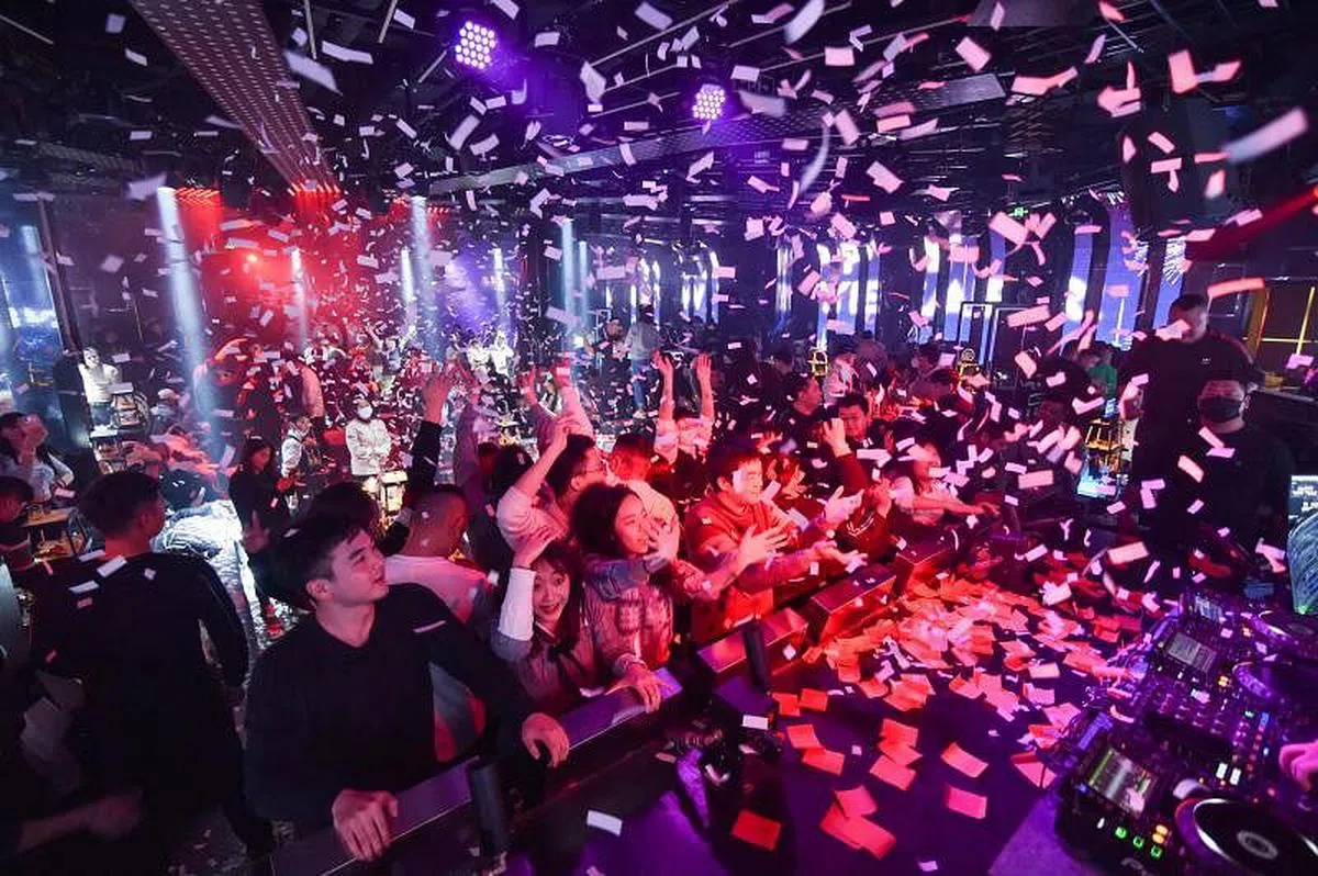 民众1月1日在江苏南京的一家酒吧庆祝，迎接新的一年。（法新社） 