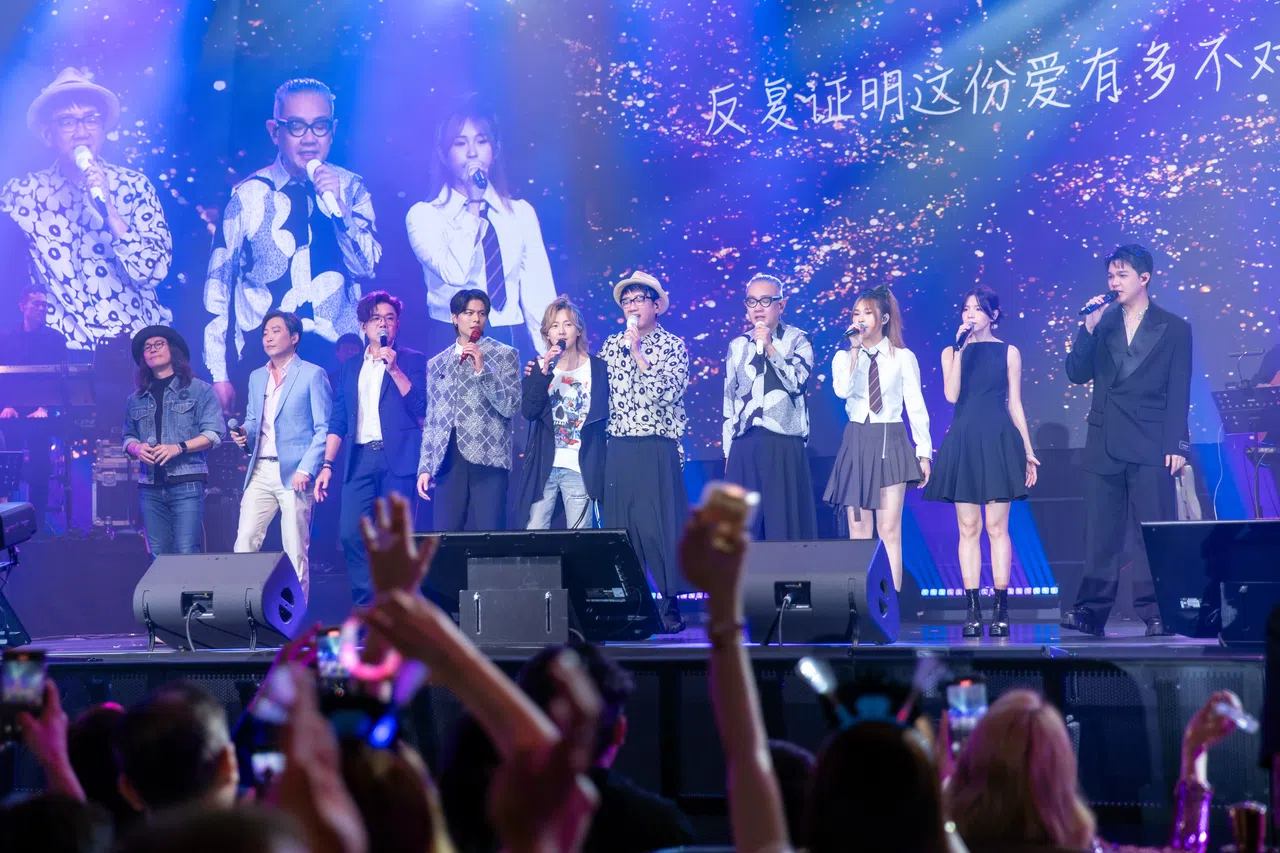 音乐会尾声，刘晋旭（左起）、林倛玉、苏梽诚、容启航、黄义达、李伟菘、李偲菘、刘芯妤、郭美美和黄俊融合唱《逆光》。（伟思音乐提供）