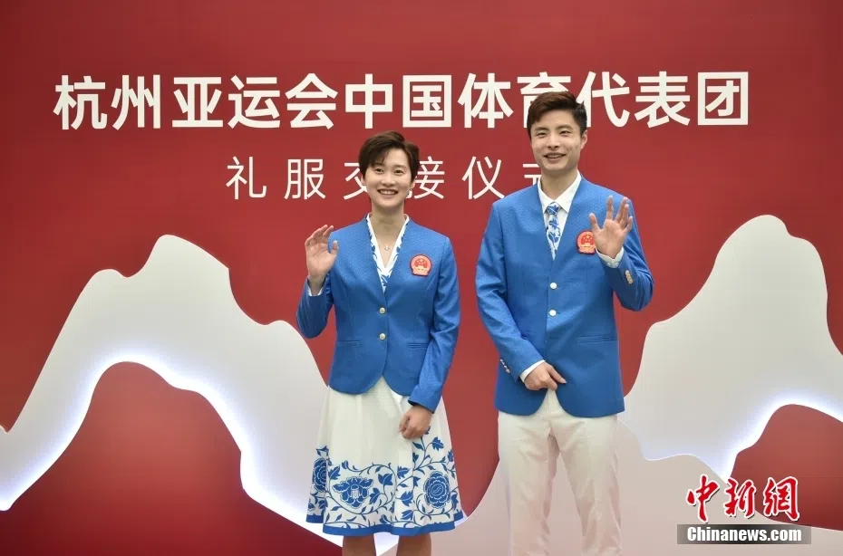 中国亚运代表团礼服“星耀”，白蓝色调描绘闪耀星辰，迸发拼搏精神。（中新网）
