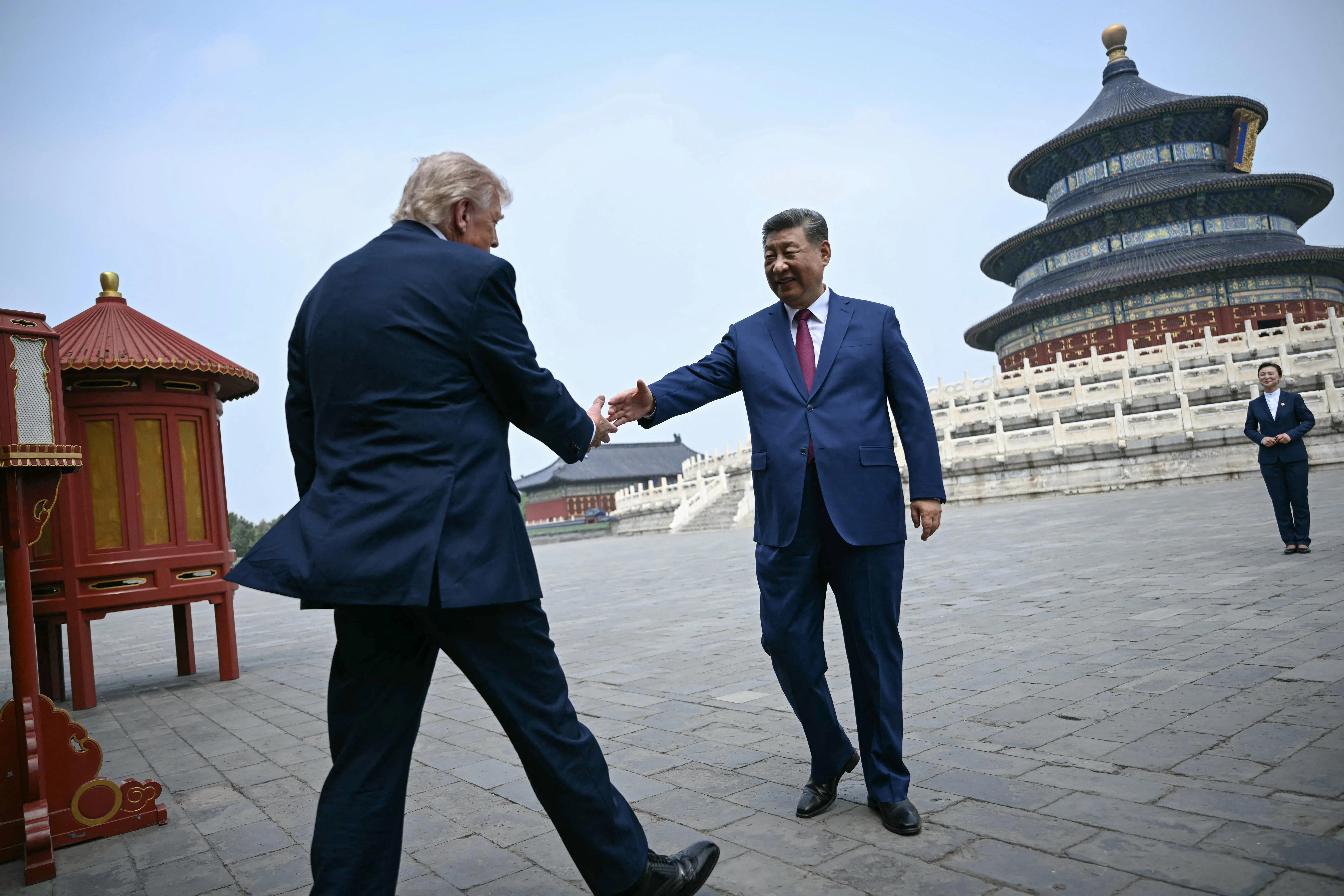 中国国家主席习近平星期四（5月14日）与美国总统特朗普握手，欢迎特朗普到访天坛。（路透社）