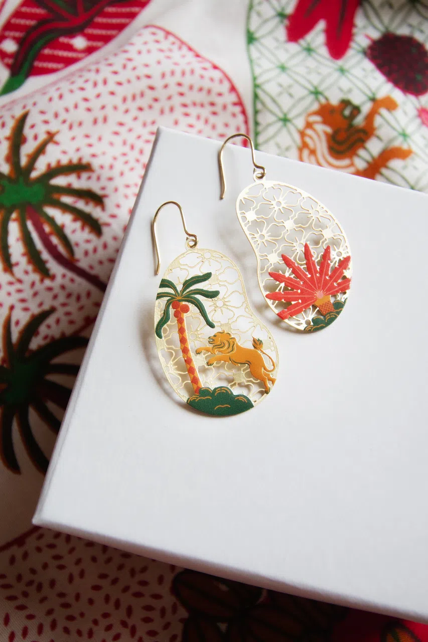 YeoMama Batik的“新加坡故事”系列还推出首饰、包包等饰品。（YeoMama Batik提供）