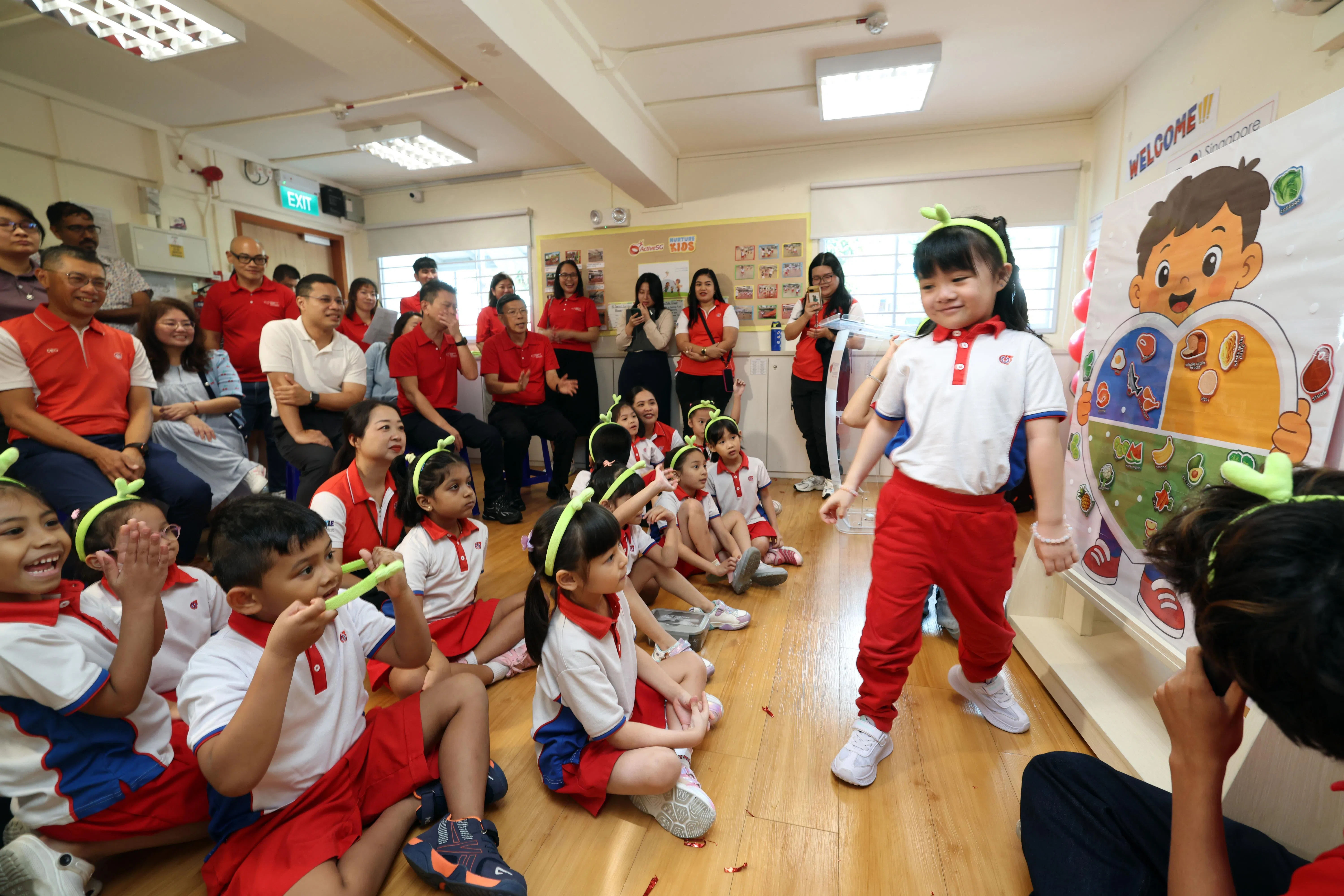 孩子们在课堂上学习怎么分辨蔬果、蛋白质和碳水化合物，并了解如何均衡搭配、适量食用，为建立健康饮食习惯打下基础。（邝启聪摄）