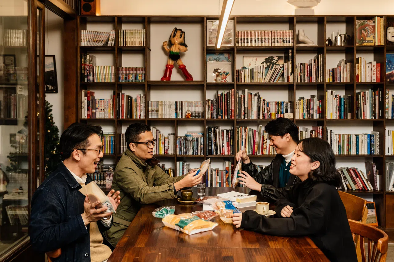 《联合文学》总编辑王聪威（左二）与郭苓玉（右一）、盛浩伟（左一）、萧诒微（右二）对谈，分享他们对文学商业案的看法。（《联合文学》提供）