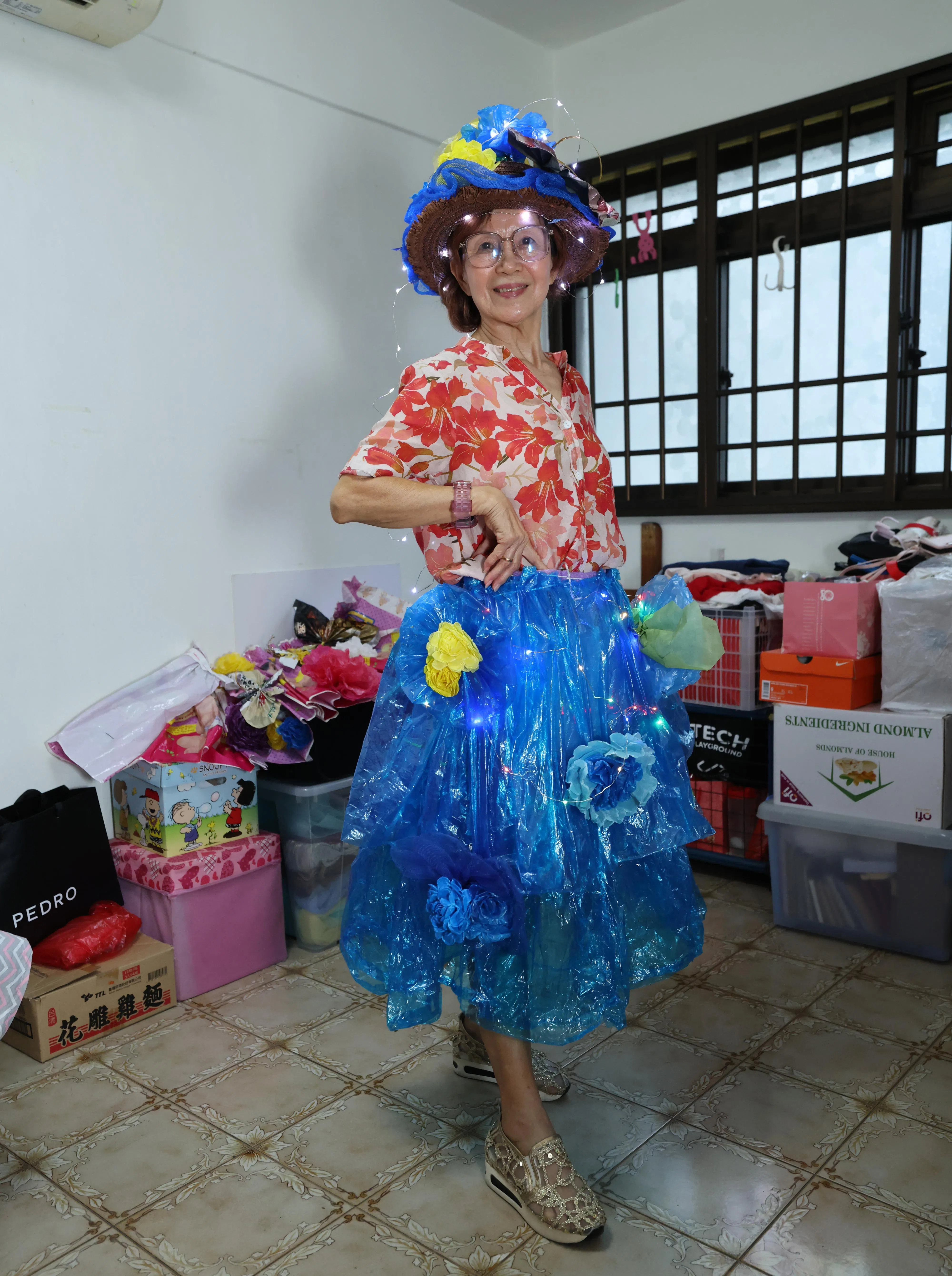 叶玉樱擅长用环保材料制作服装，参与走秀时会穿上。（梁麒麟摄）