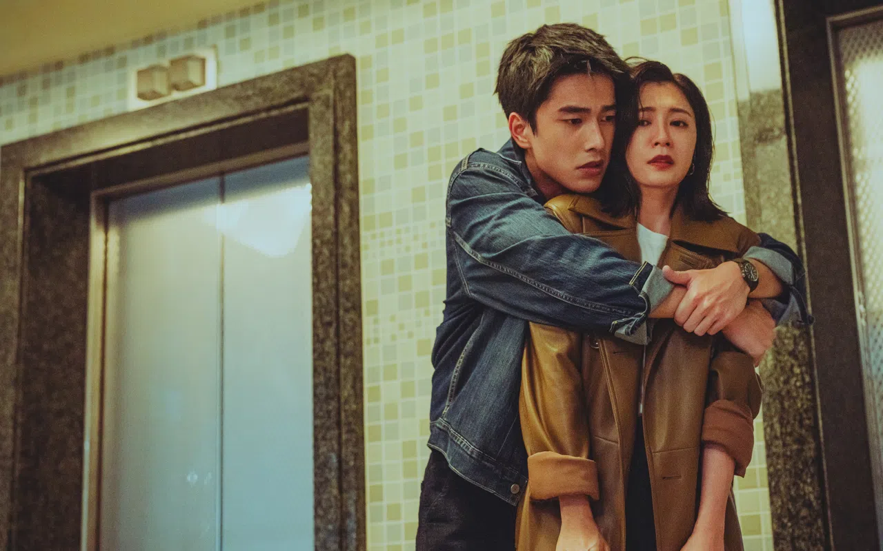 曾敬骅（左）和贾静雯剧中大谈姐弟恋。（Netflix提供）