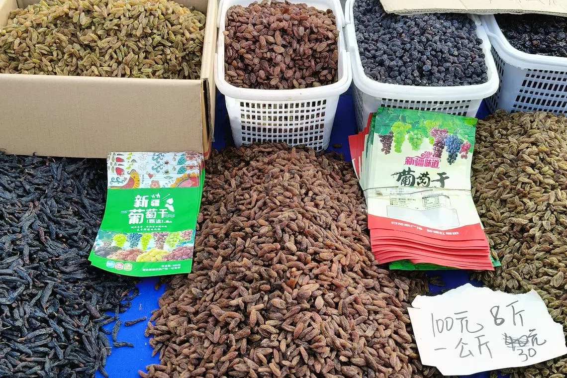 吐鲁番的葡萄干又大又甜。