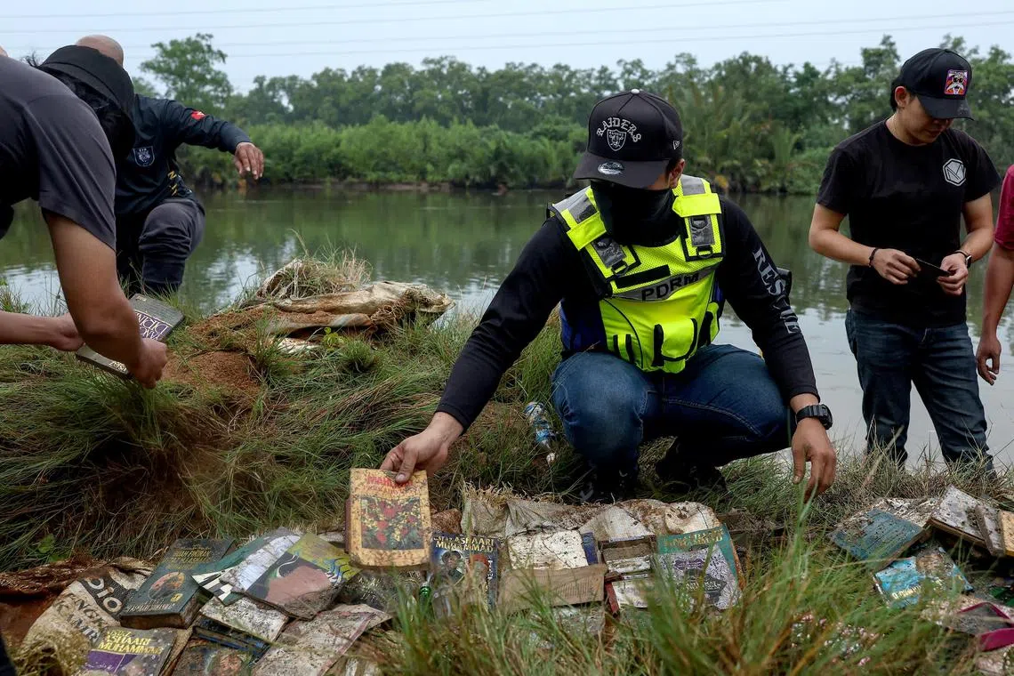 吉兰丹警方在全球兄弟总裁家人住所附近的河边挖出大量宗教书籍，这些书籍内容被指是回教异端教义。（马新社）