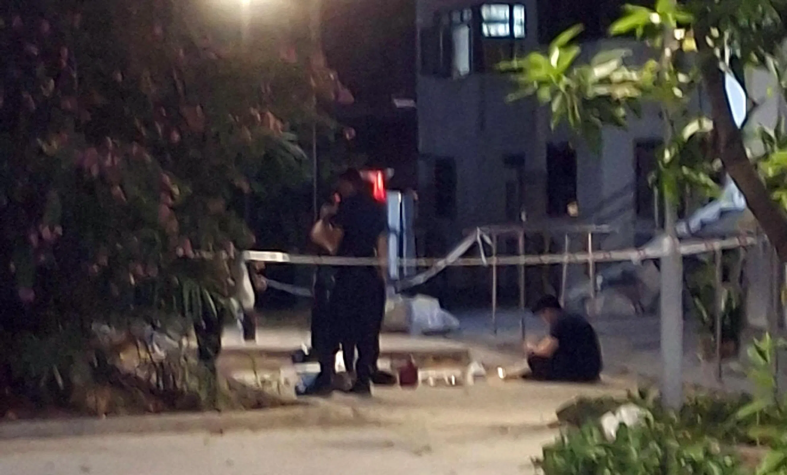 警方拉起封锁线并仔细搜索。（读者提供）