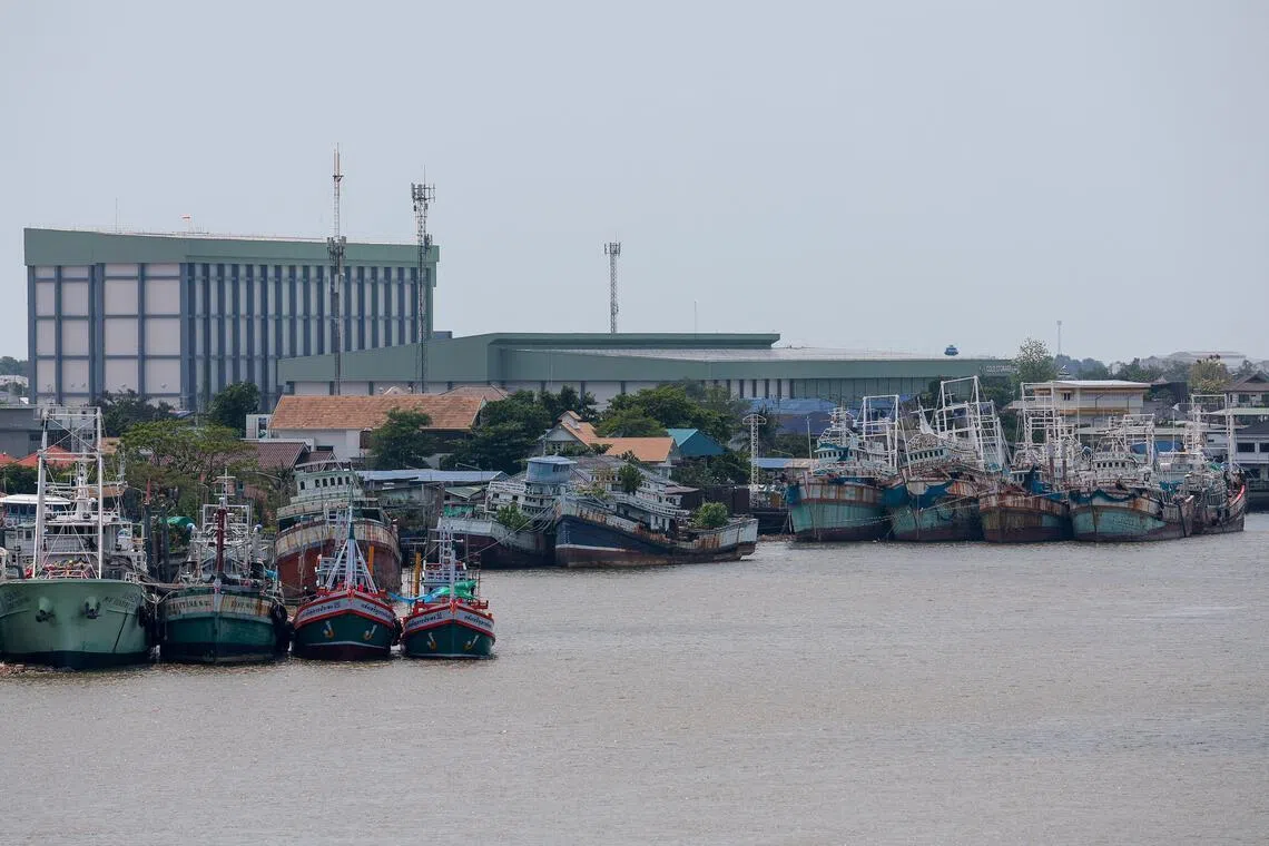 位于泰国中部沙没沙空府的泰国最大渔港，有超过一半的拖网渔船没有出港。（路透社）