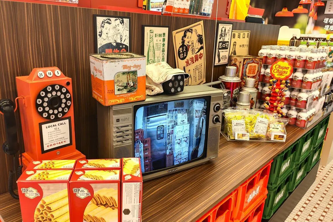 走进惠康超市仿佛回到旧时香港，一台黑白电视造型的智慧屏尤为吸睛。站定镜头前，你便“穿越”进旧式电视画面，成为那个黑白年代的主角。（陈爱薇摄）
