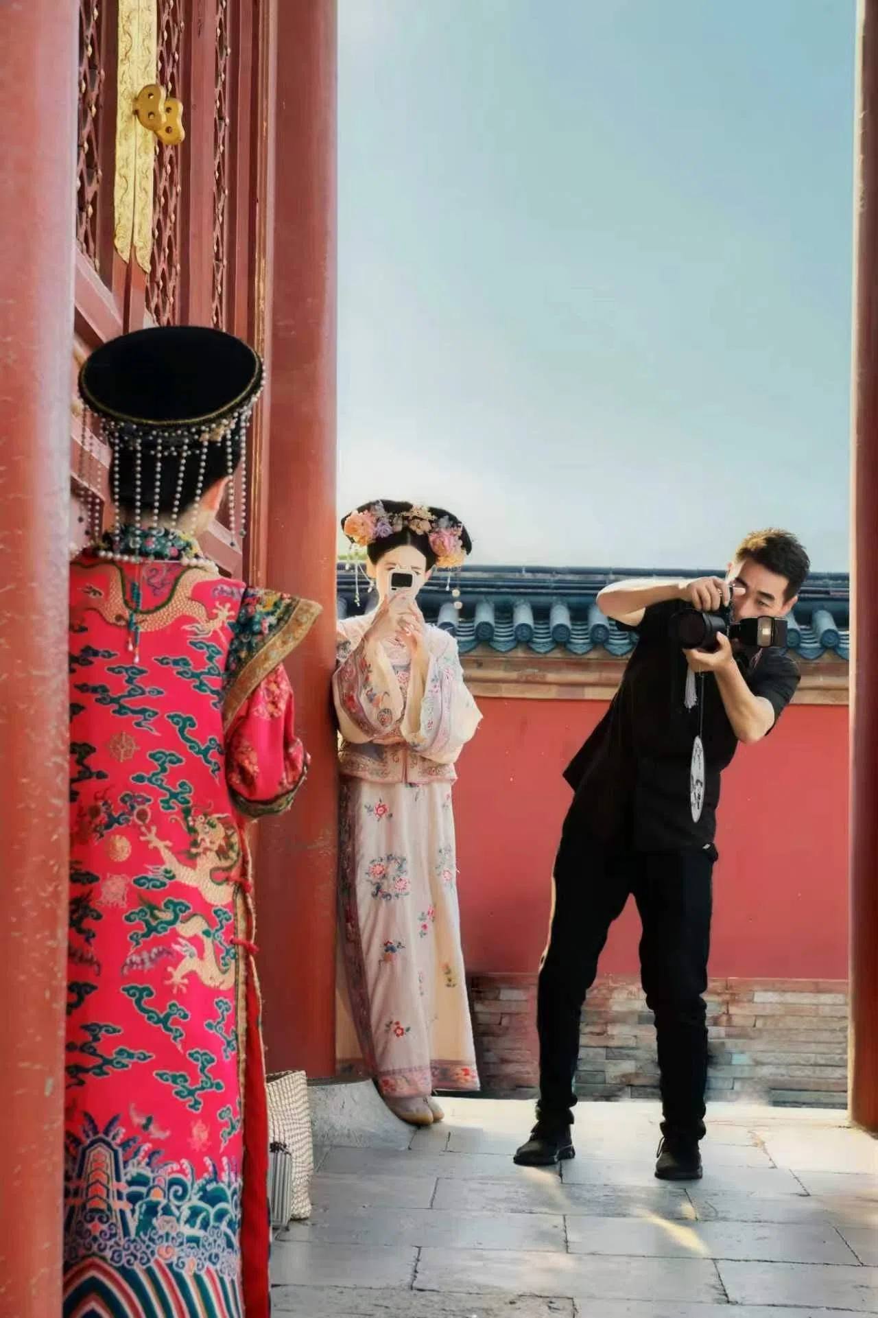 ”北漂”旅拍师王晨在天坛祈年殿为客户拍摄，他也是中国旅拍行业兴起的亲历者。（受访者提供）