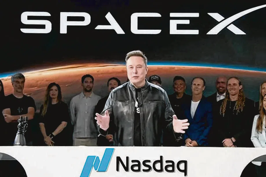 在纳斯达克开市仪式上，SpaceX高管们在纽约敲响开市钟，而身处得州的马斯克也通过连线共同见证这一历史时刻。（档案照片）