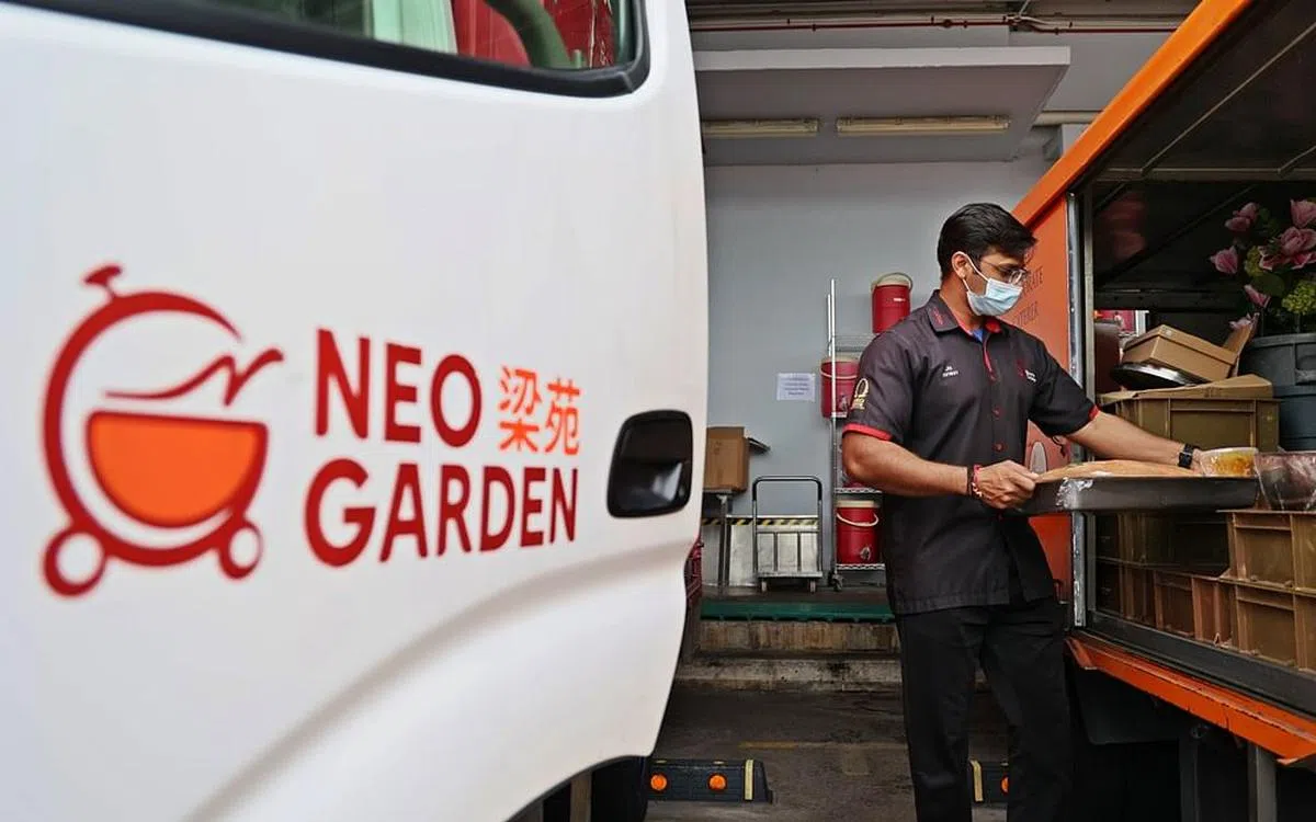 新加坡餐饮承办业的优势之一是本地人口稠密，地方距离近，交通顺畅，专业的服务车队能确保送餐守时与食物卫生。（龙国雄摄）