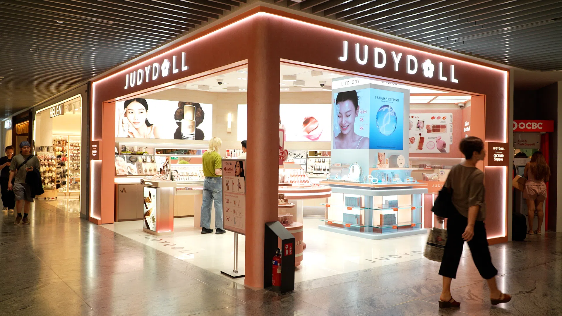 中国美妆公司橘宜集团旗下品牌橘朵（Judydoll）2025年进军新加坡，在乌节路开设了实体店。（视频截图）