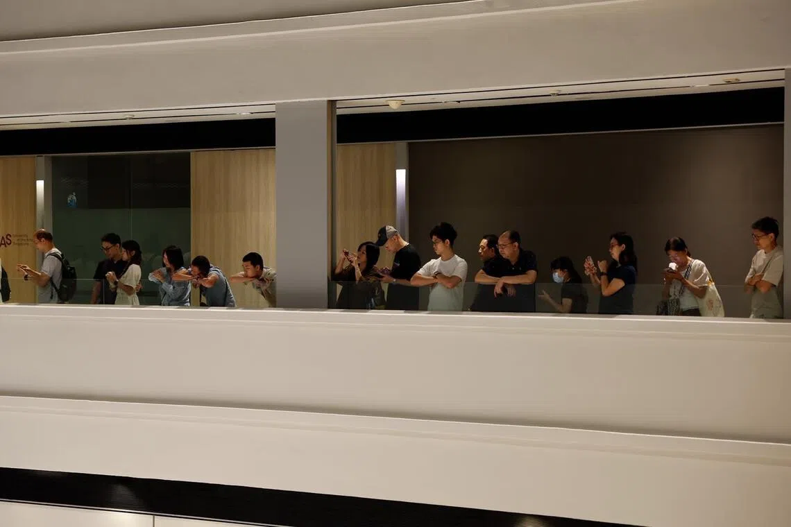观众在二楼倚栏而立、俯视聆听。（黄晨达提供）