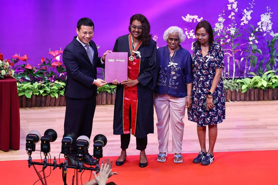 教育部长李智陞（左一）为荣获义安公司最杰出克服挑战者奖的瑞澈（左二）颁奖。瑞澈患有阅读障碍且连续经历了身心上的重创，却克服种种困难完成学业。（特约陈佩敏摄）