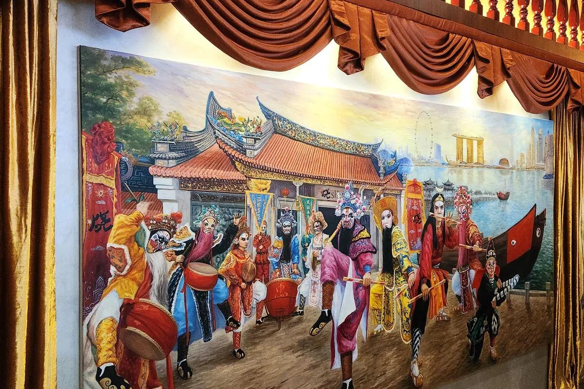 “Shao烧”特地请潮州画家创作的大型画作，讲述先辈下南洋的故事，并结合潮州和新加坡现代元素。（陈爱薇摄）