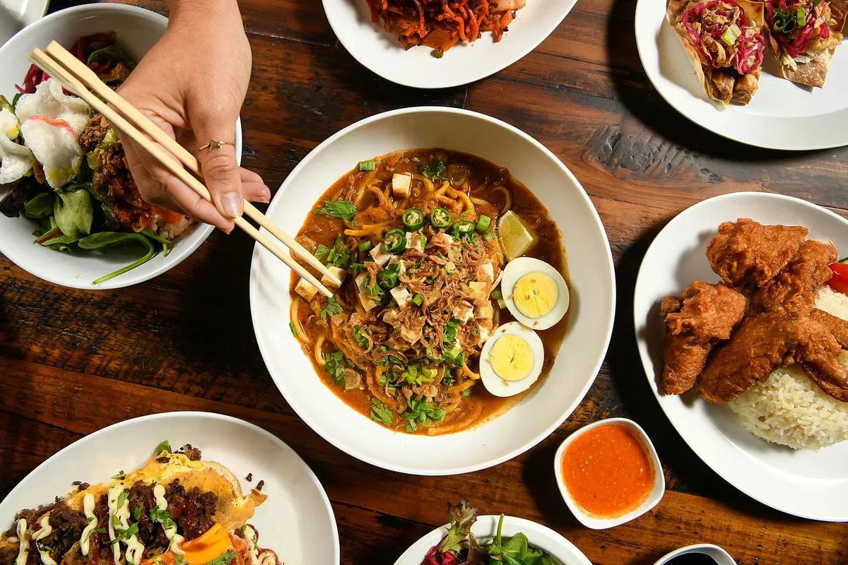 美国首个狮城小贩中心Urban Hawker有16家新加坡美食摊位。（Max Flatow Photography提供）