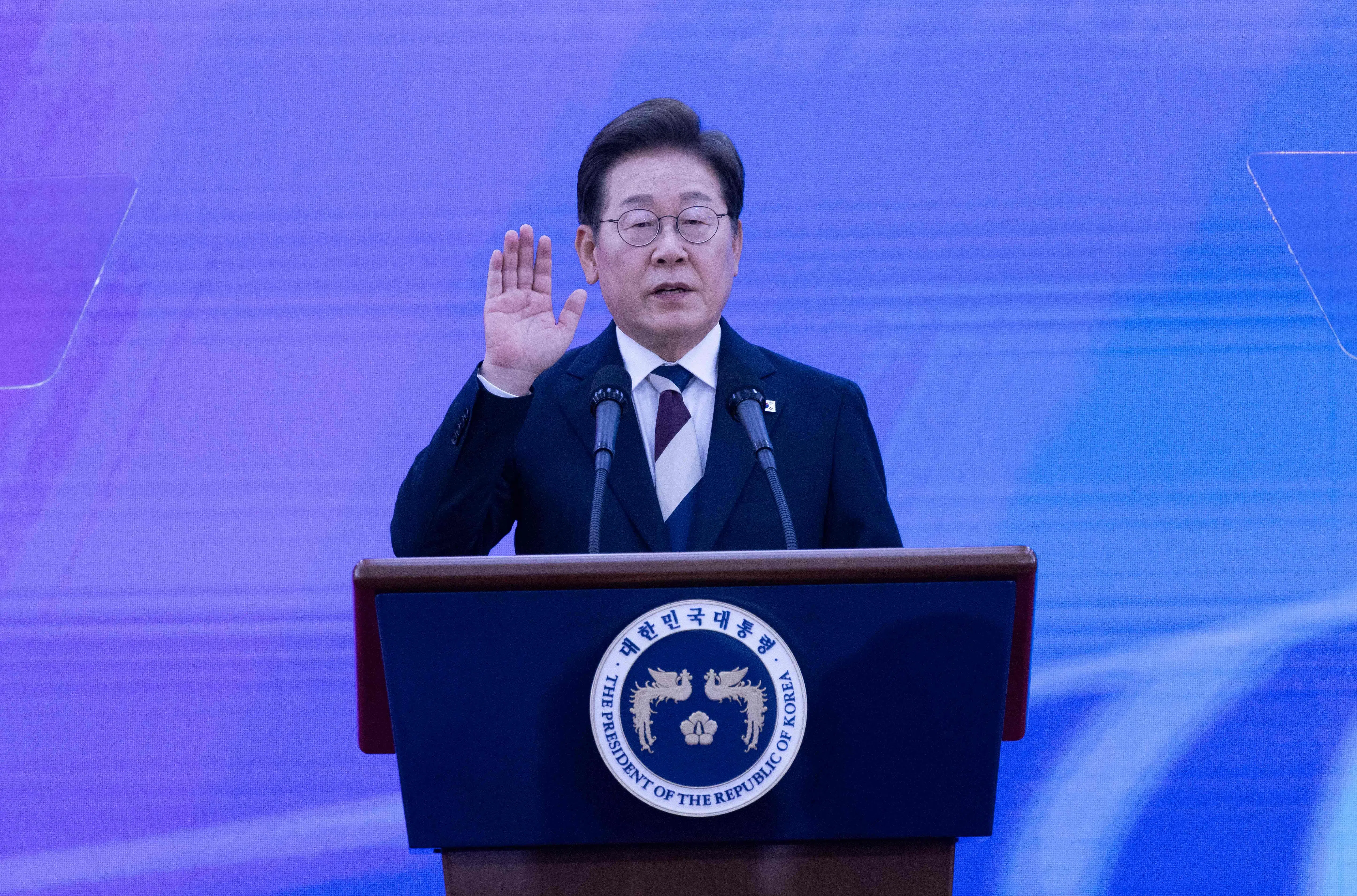 韩国总统李在明于6月4日在首尔国会圆形大厅举行的仪式上宣誓就职。（法新社）