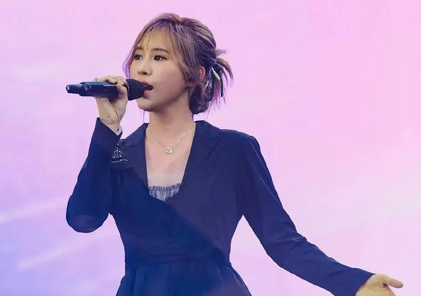 小玫瑰遗传爸爸好基因，除了出过单曲还上过不少演唱会大场面。（互联网）