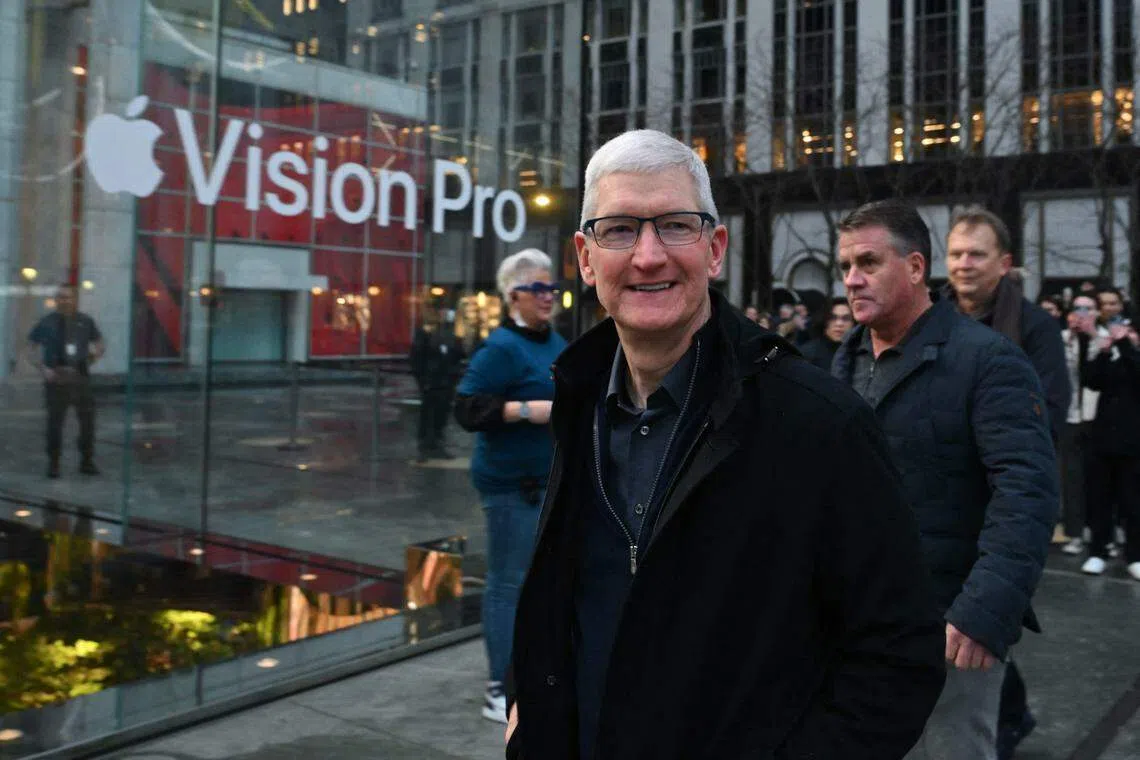 
苹果公司首席执行官库克（Tim Cook，面对镜头者）相信会在今年9月中召开的全球开发者大会上，发布iPhone的下一个重大更新iOS 18。到时，他也可能会宣布更多有关它在生成人工智能的计划。（法新社）