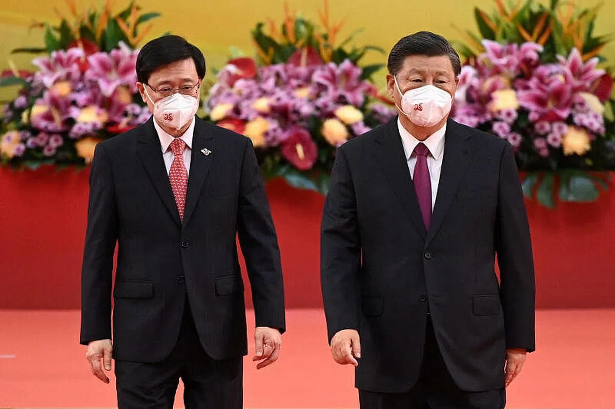 中国国家主席习近平（右）与新任香港特首李家超在湾仔会展中心。（路透社）