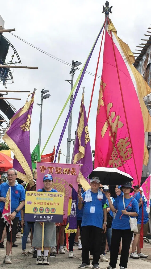 体育会与村社代表手持各色彩旗，烘托节庆的庄严与热闹气氛。（陈爱薇摄）