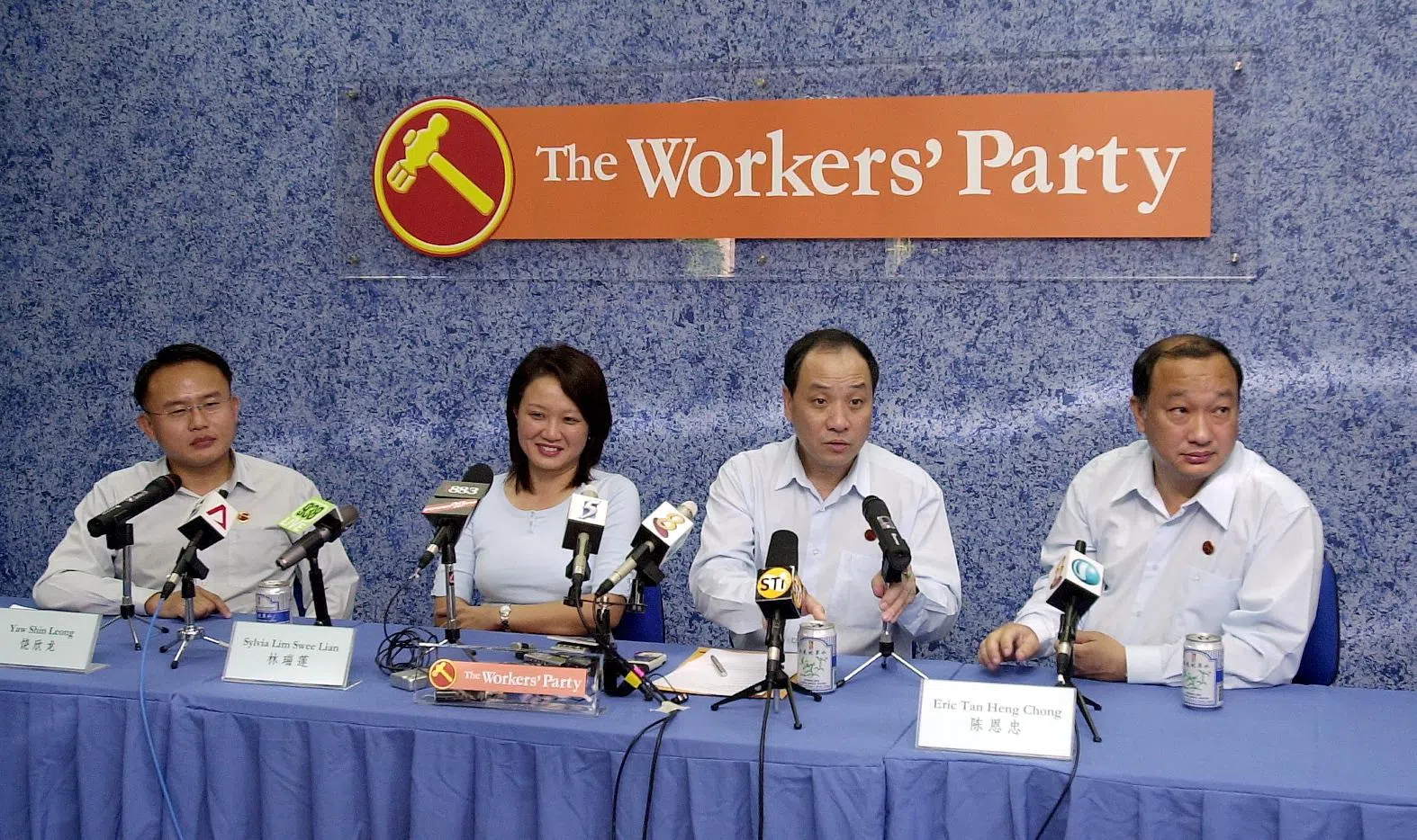 2006年全国大选前，时任工人党秘书长刘程强（右二）介绍工人党三名新候选人，林瑞莲（左二）便是其中一人。另外两名新人是饶欣龙（左一）和陈恩忠（右一）。（每日新闻）
