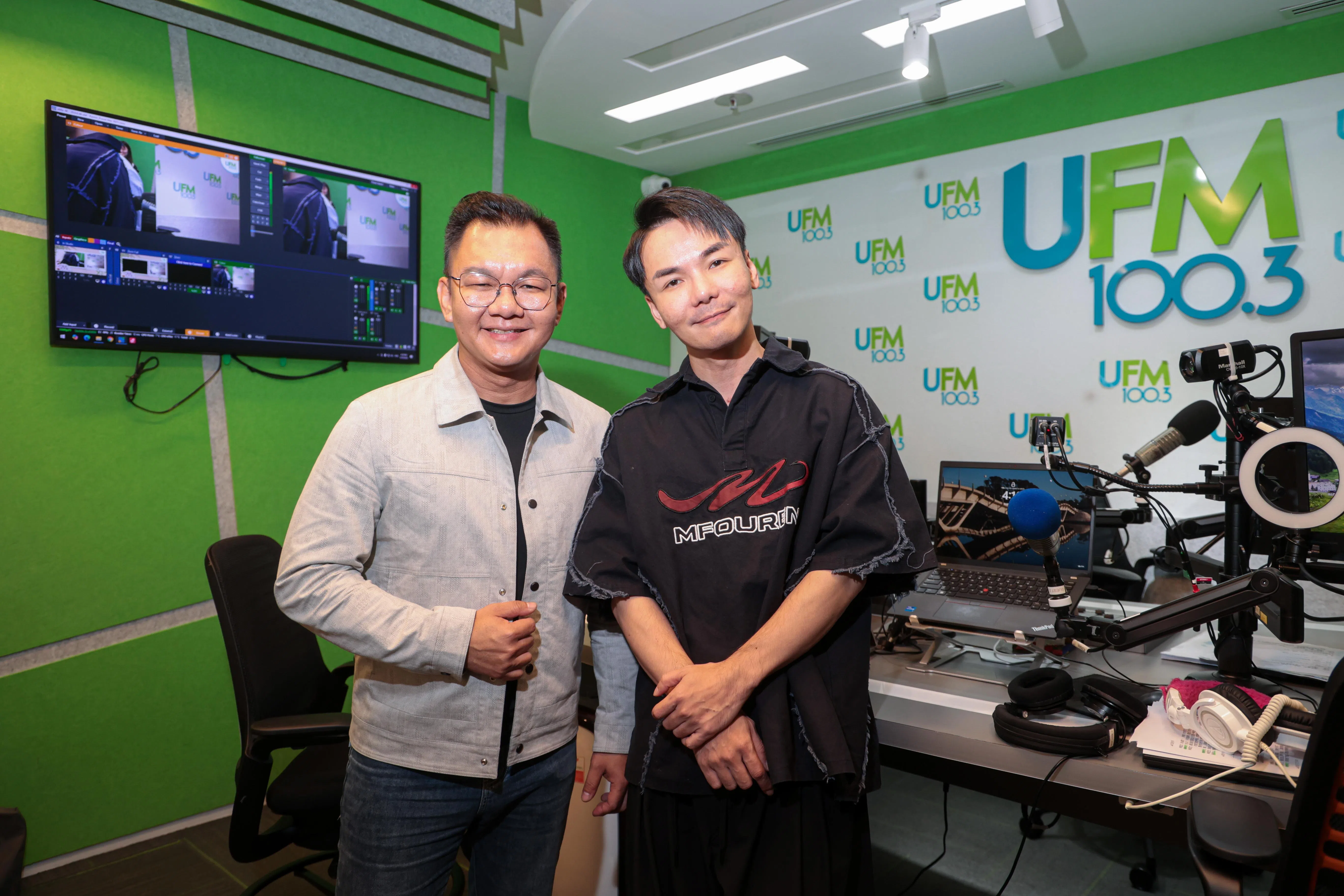 黄凡朔（右）做客UFM100.3，梁晋荣前来“探班”。（李冠卫摄）