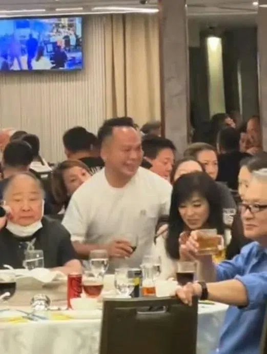 白衣男子靠近米雪（长发者）说话动手动脚，她下意识不断蜷缩回避，让网民为她大感不值。（互联网）