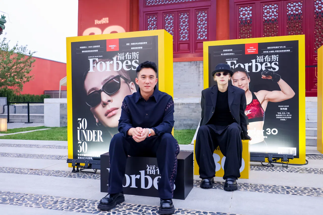王嘉尔（右）与张权在步入而立之年前，一起登上2023福布斯中国“30岁以下精英榜”。（取自张权IG）