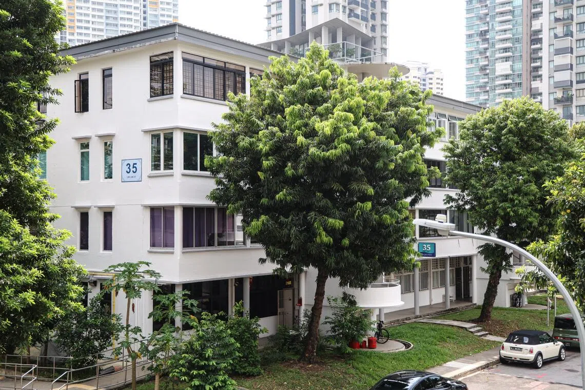 近期进行投票的29座中峇鲁市镇组屋，都是由建屋局前身新加坡改良信托局（SIT）建造的老式四层楼房，每座仅有15至24个单位，比后来所建组屋的平均每座100多个单位少得多。因此，每户的投票选择，对最终结果的影响也更大。（关俊威摄）