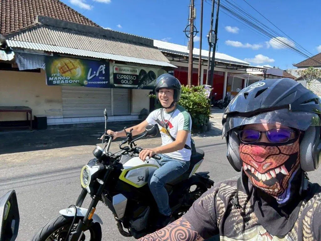 傅子纯遗孀李小姐（右）悲痛发声。（互联网）