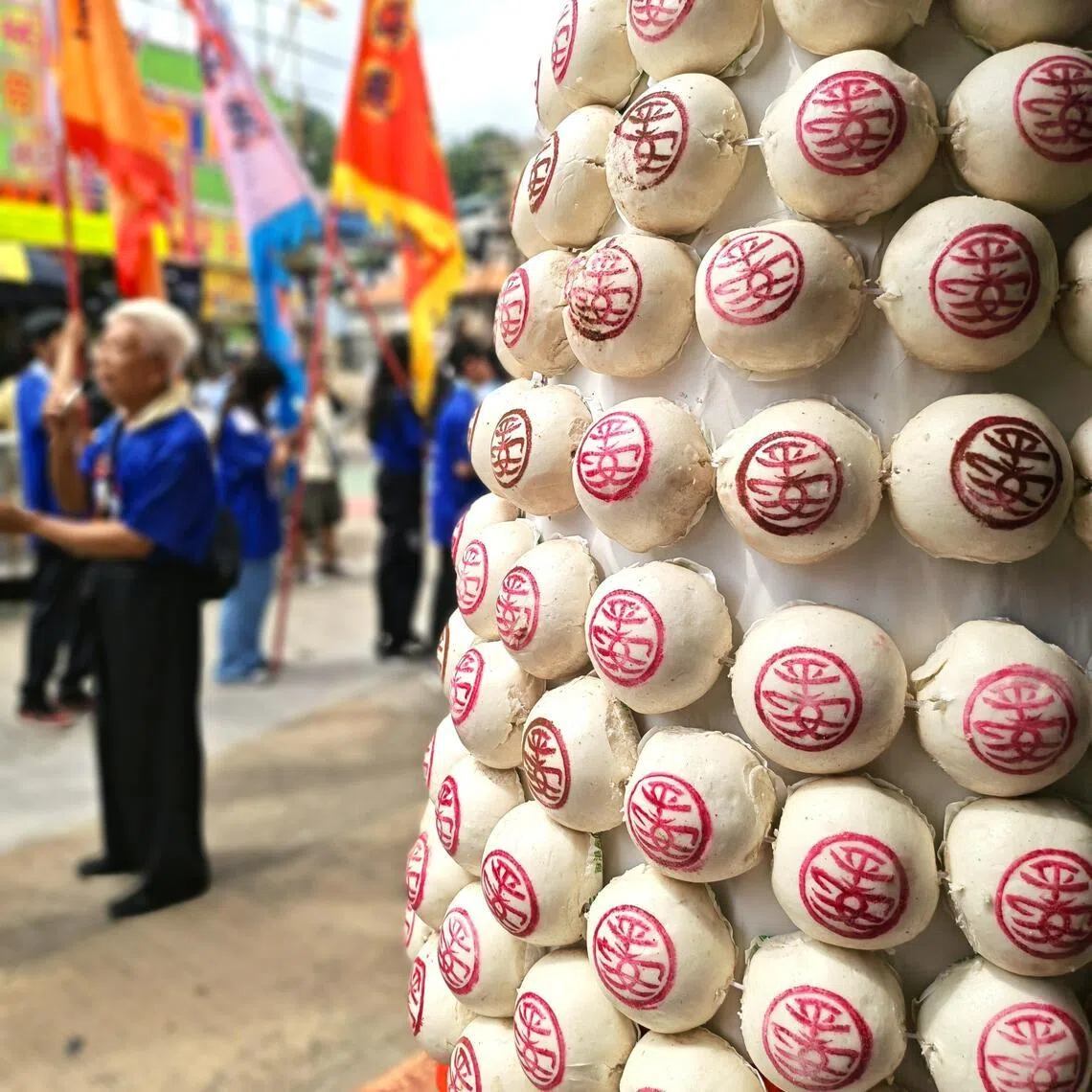 长洲平安包在清代就已出现，当时称为“幽包”，是用来祭祀神明及孤魂野鬼的祭品。（陈爱薇摄）