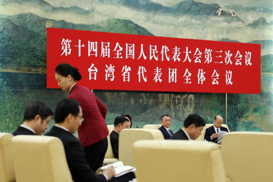 北京正在强化宣传“中国台湾省”的台湾地位论述。图为中国全国人大会议期间举行的台湾省代表团全体会议现场，摄于3月9日。（路透社）