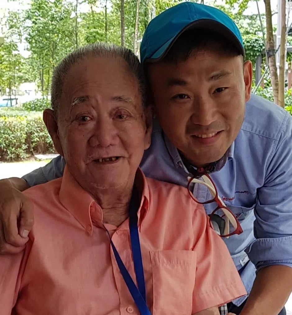 对陈喜明（右）而言，将父亲送进疗养院，是他人生中最艰难、最痛苦，也最沉重的决定。（陈喜明提供）