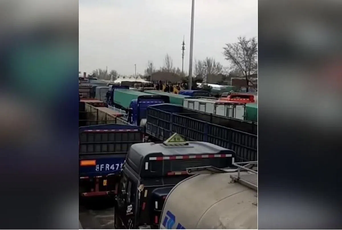 大量货车卡在中国高速公路上。（互联网）