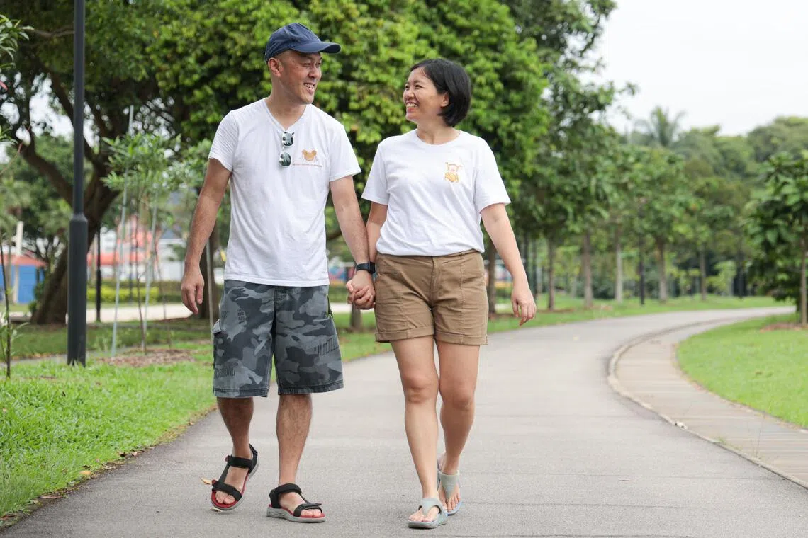 蔡烈铭（左）与卢家盈结婚22年，育有三女二男，五个孩子年龄跨度大；长女今年21岁，小儿子5岁。（李冠卫摄）